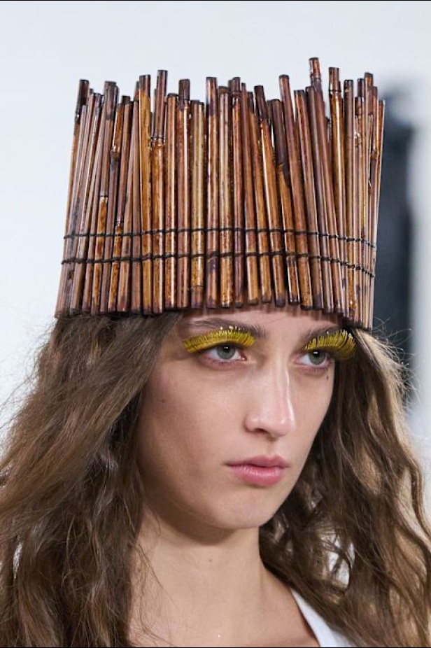 Moschino تعطي فلسفة إعادة الاستخدام معنى جديدًا في مجموعة ربيع وصيف 2026