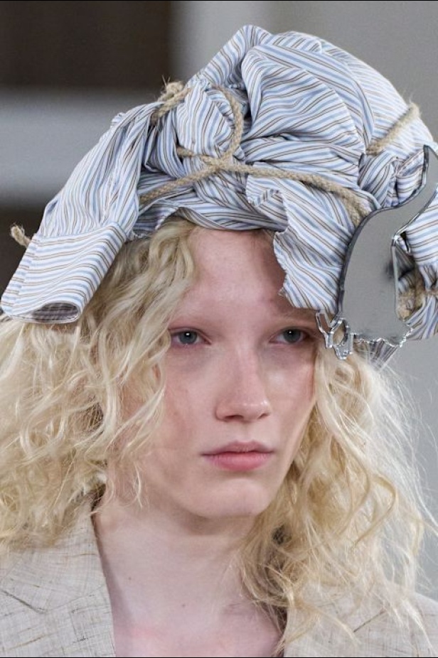 Moschino تعطي فلسفة إعادة الاستخدام معنى جديدًا في مجموعة ربيع وصيف 2026