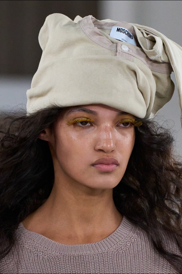 Moschino تعطي فلسفة إعادة الاستخدام معنى جديدًا في مجموعة ربيع وصيف 2026