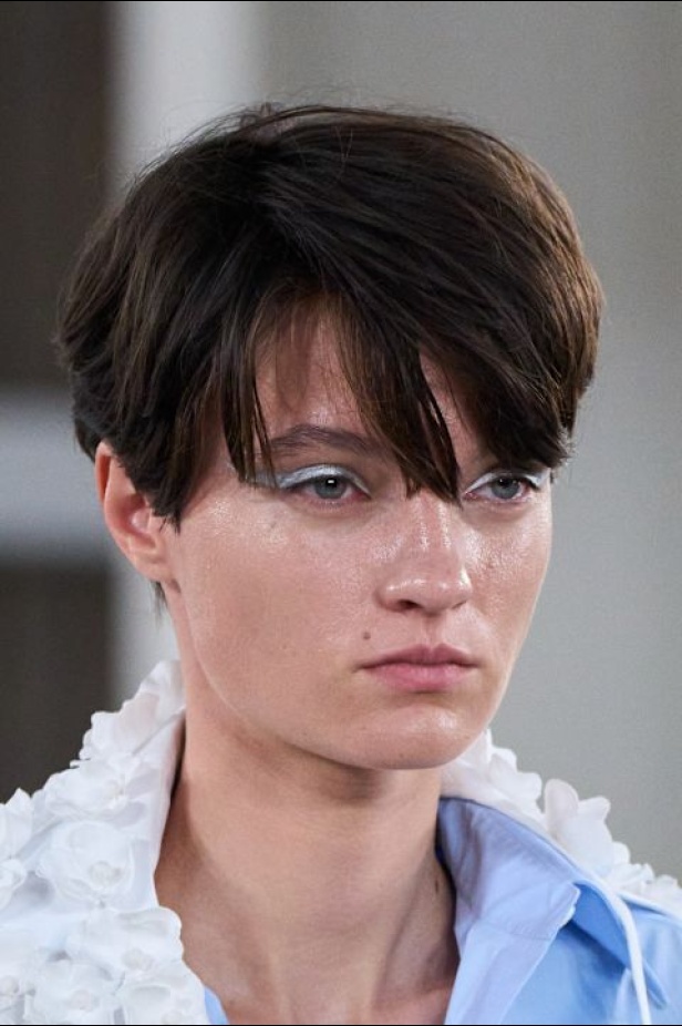 Moschino تعطي فلسفة إعادة الاستخدام معنى جديدًا في مجموعة ربيع وصيف 2026