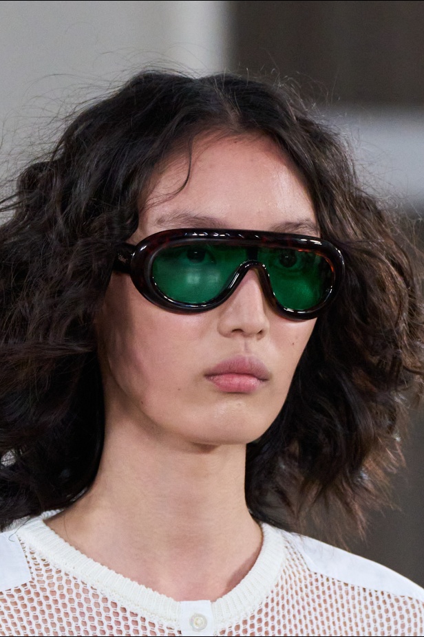 Moschino تعطي فلسفة إعادة الاستخدام معنى جديدًا في مجموعة ربيع وصيف 2026