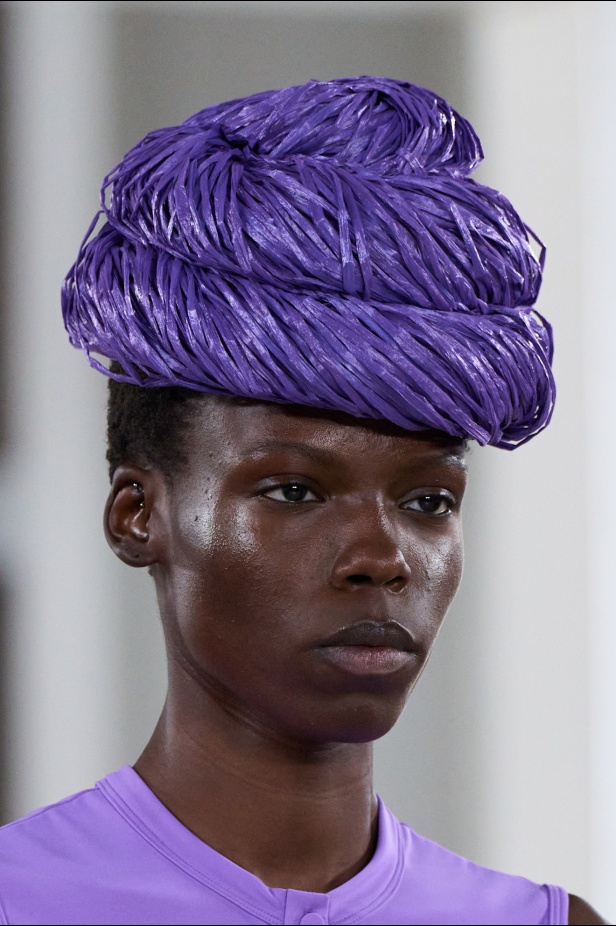 Moschino تعطي فلسفة إعادة الاستخدام معنى جديدًا في مجموعة ربيع وصيف 2026