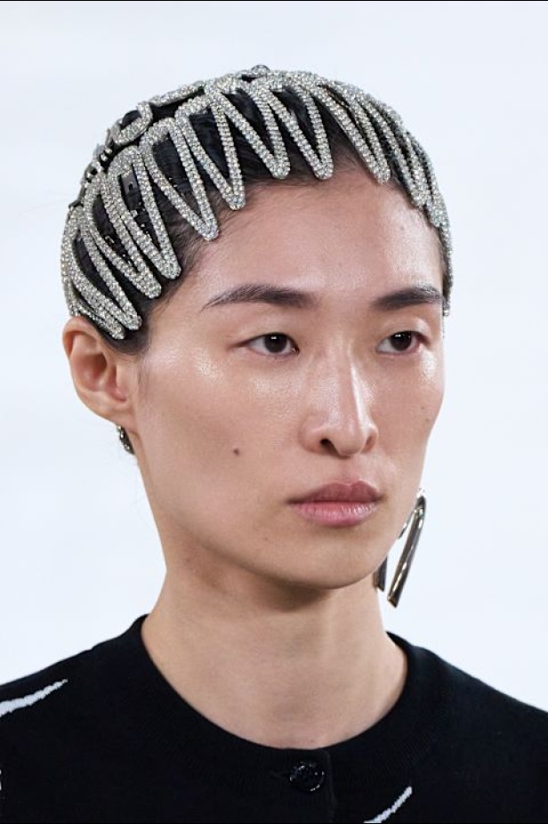 Moschino تعطي فلسفة إعادة الاستخدام معنى جديدًا في مجموعة ربيع وصيف 2026