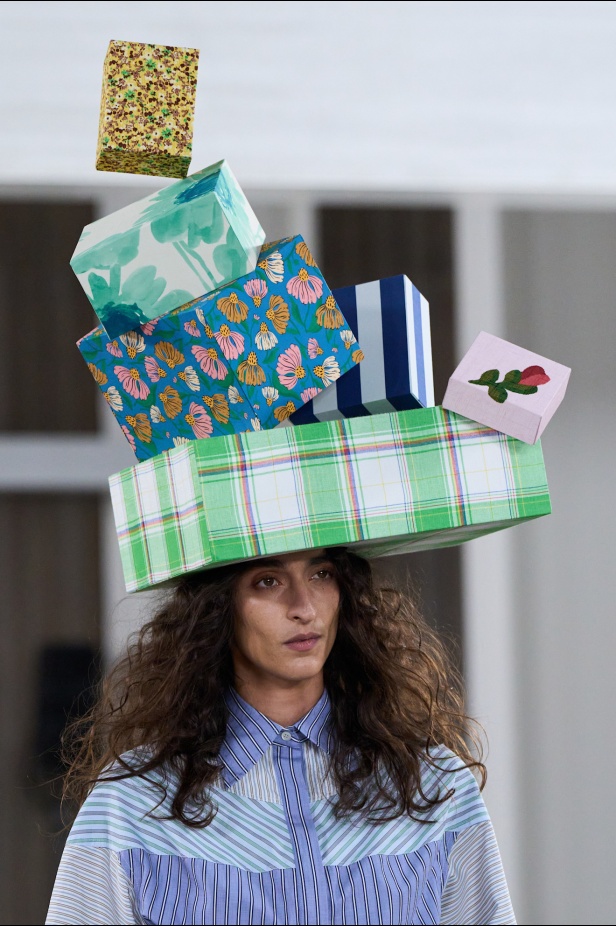 Moschino تعطي فلسفة إعادة الاستخدام معنى جديدًا في مجموعة ربيع وصيف 2026