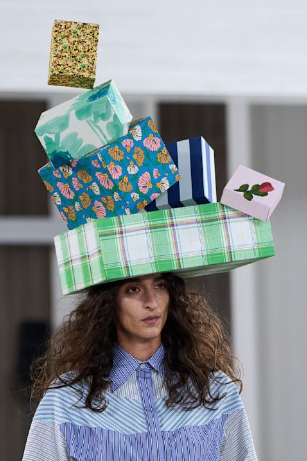 Moschino تعطي فلسفة إعادة الاستخدام معنى جديدًا في مجموعة ربيع وصيف 2026