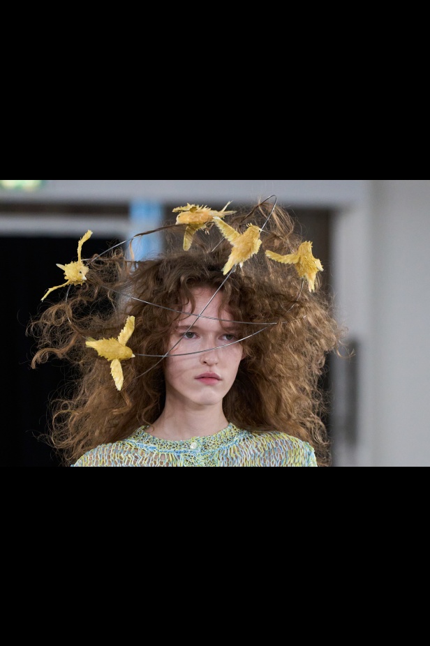 Moschino تعطي فلسفة إعادة الاستخدام معنى جديدًا في مجموعة ربيع وصيف 2026