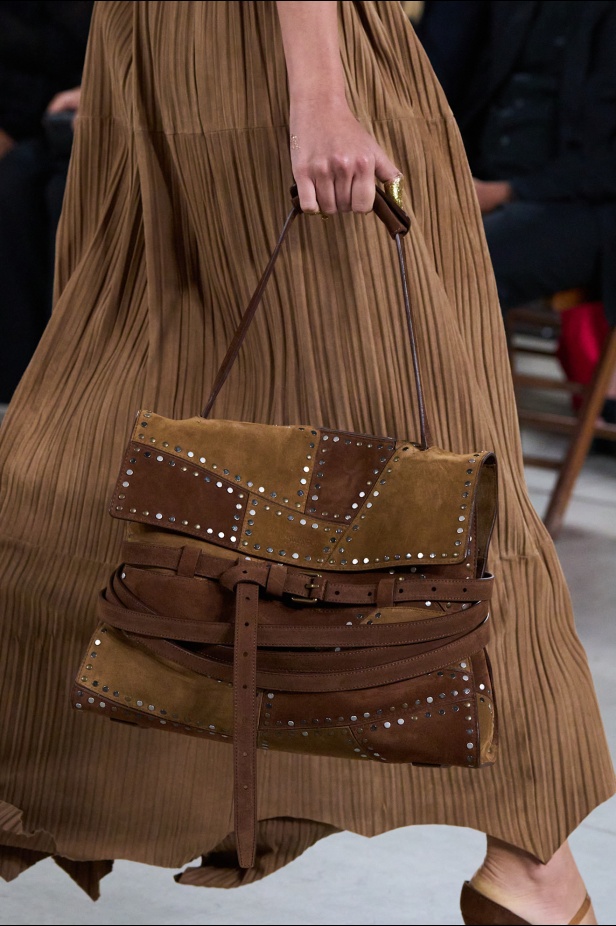 Moschino تعطي فلسفة إعادة الاستخدام معنى جديدًا في مجموعة ربيع وصيف 2026