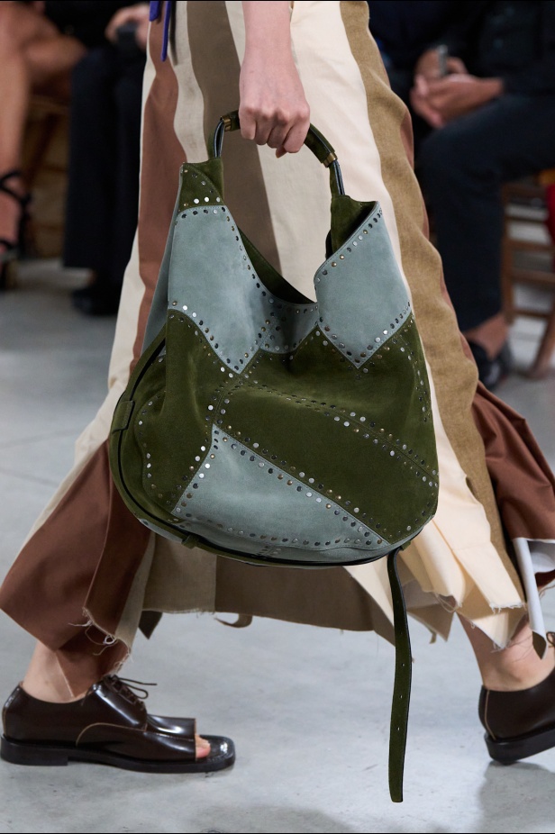 Moschino تعطي فلسفة إعادة الاستخدام معنى جديدًا في مجموعة ربيع وصيف 2026