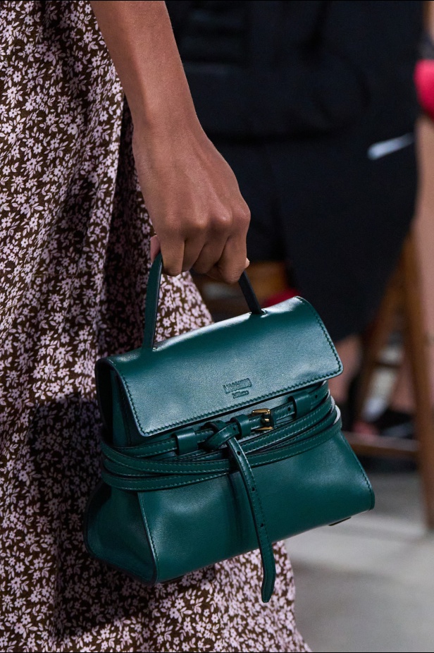 Moschino تعطي فلسفة إعادة الاستخدام معنى جديدًا في مجموعة ربيع وصيف 2026