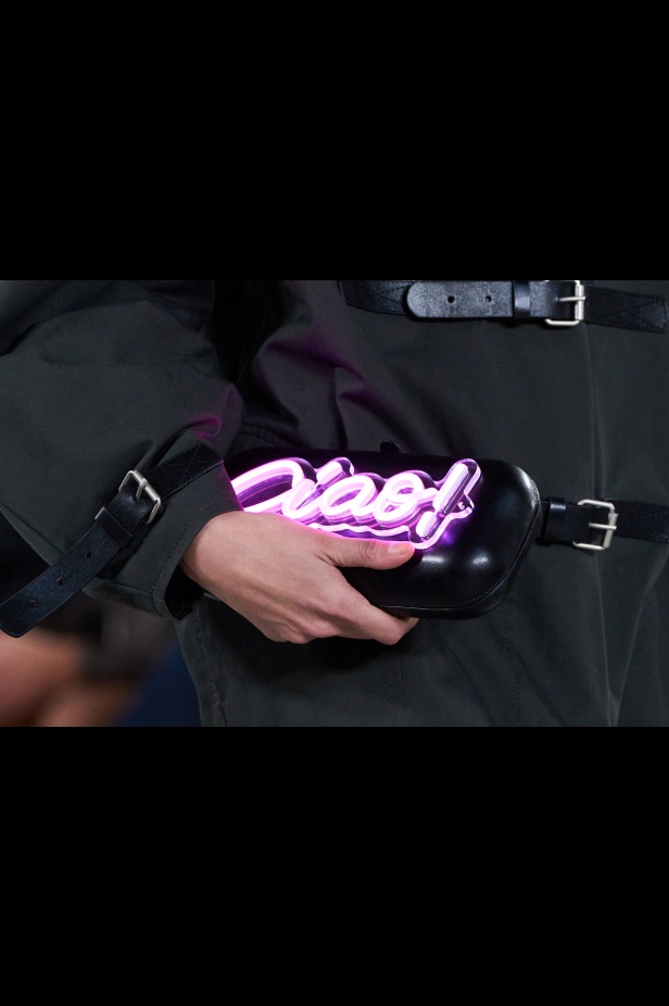 Moschino تعطي فلسفة إعادة الاستخدام معنى جديدًا في مجموعة ربيع وصيف 2026