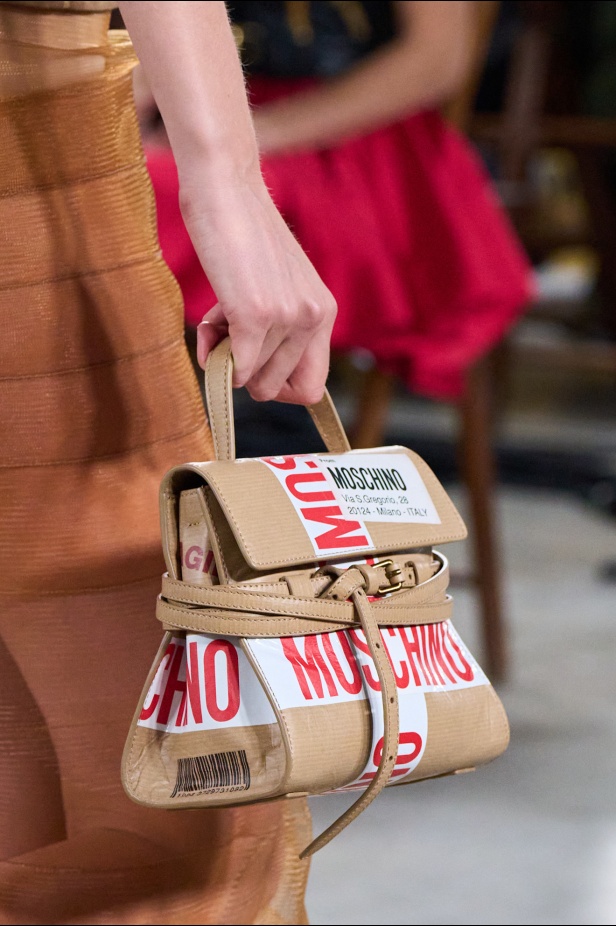 Moschino تعطي فلسفة إعادة الاستخدام معنى جديدًا في مجموعة ربيع وصيف 2026
