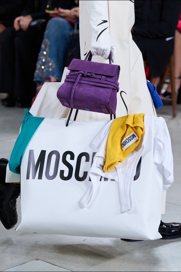 Moschino تعطي فلسفة إعادة الاستخدام معنى جديدًا في مجموعة ربيع وصيف 2026