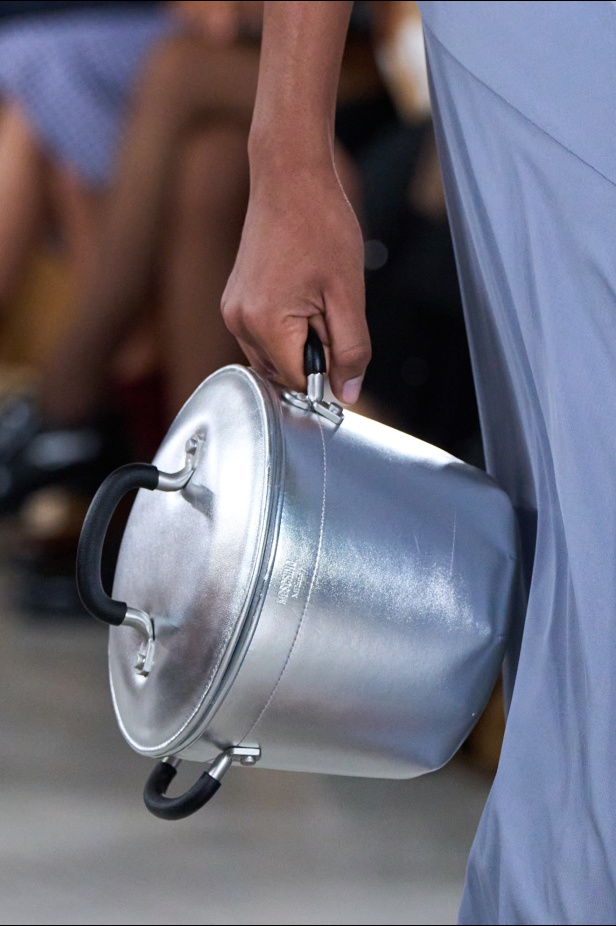 Moschino تعطي فلسفة إعادة الاستخدام معنى جديدًا في مجموعة ربيع وصيف 2026