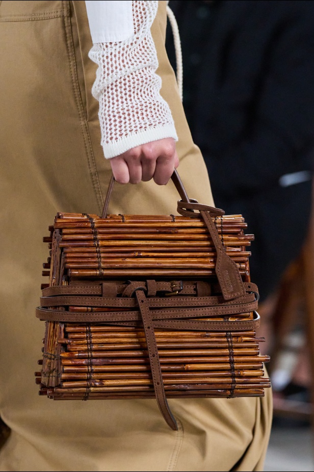 Moschino تعطي فلسفة إعادة الاستخدام معنى جديدًا في مجموعة ربيع وصيف 2026