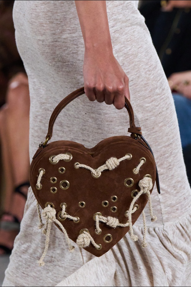 Moschino تعطي فلسفة إعادة الاستخدام معنى جديدًا في مجموعة ربيع وصيف 2026