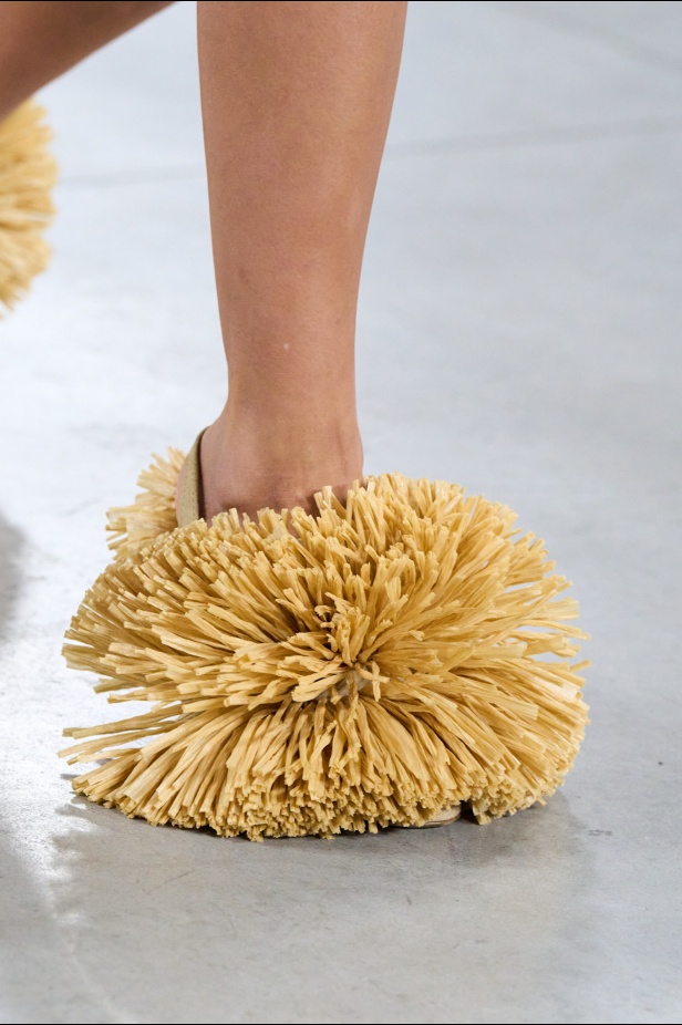 Moschino تعطي فلسفة إعادة الاستخدام معنى جديدًا في مجموعة ربيع وصيف 2026