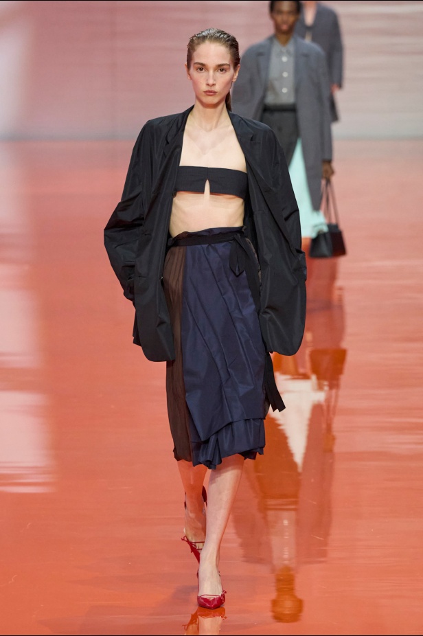  الأناقة الهادئة أبرز سمات مجموعة برادا لموسم ربيع 2026