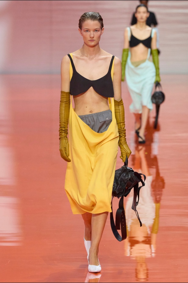  الأناقة الهادئة أبرز سمات مجموعة برادا لموسم ربيع 2026