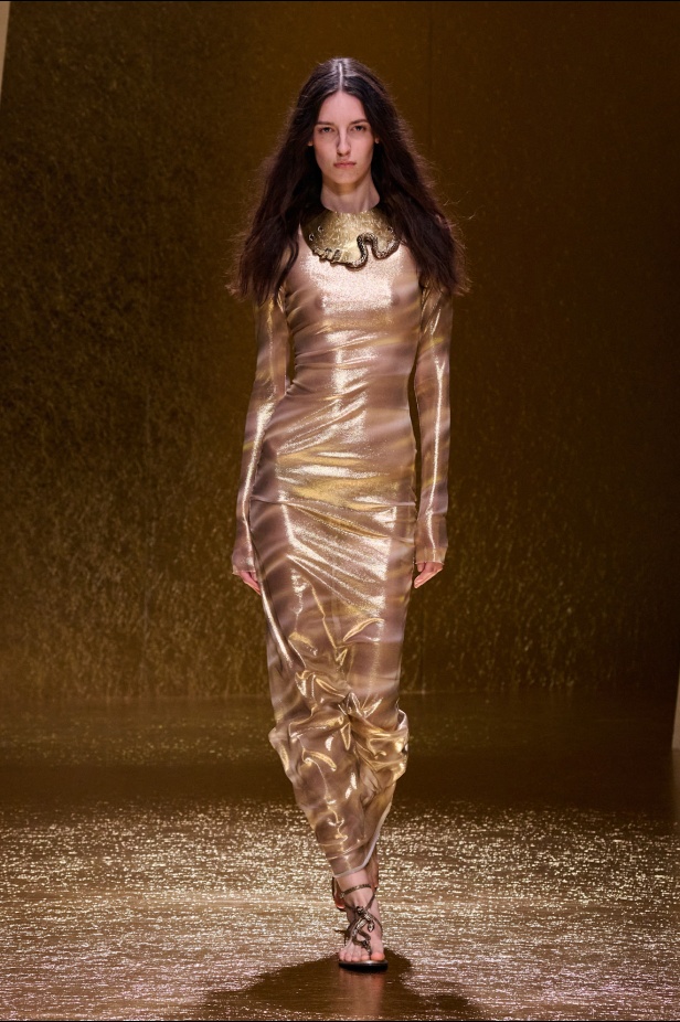 من كيليوباترا إلى جين بيركين مجموعة روبيرتو كافالي لموسم ربيع وصيف 2026