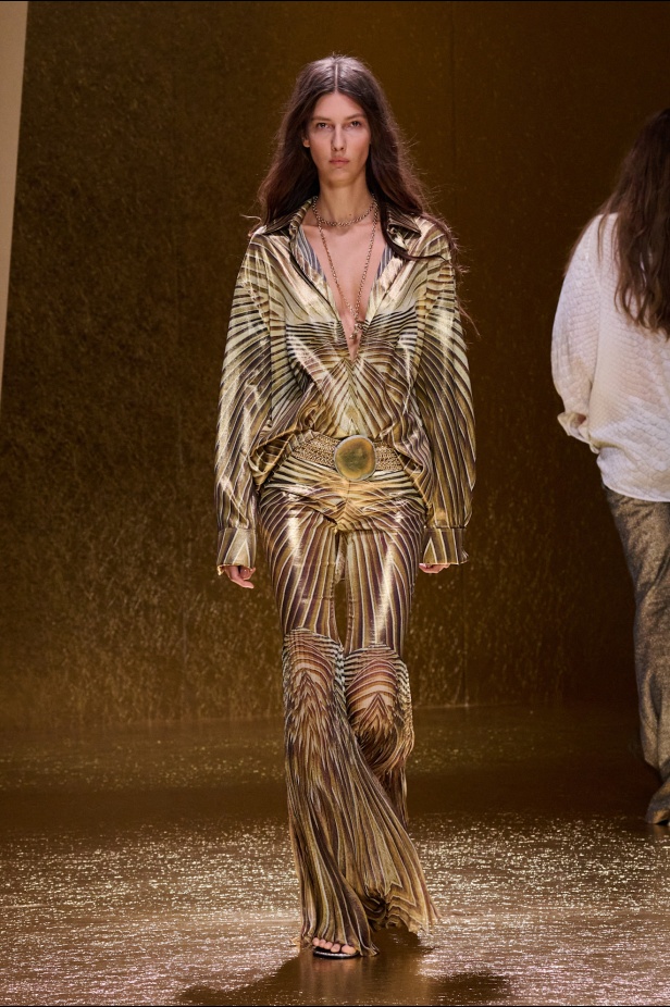 من كيليوباترا إلى جين بيركين مجموعة روبيرتو كافالي لموسم ربيع وصيف 2026