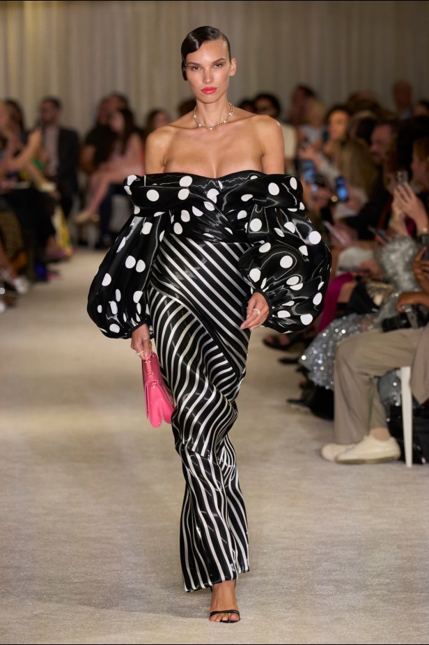 مجموعة Christian Siriano لربيع وصيف 2026 تحاكي الطابع الأنثوي