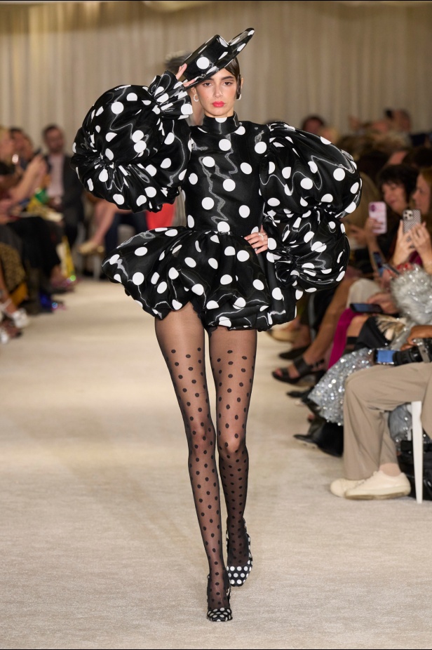 مجموعة Christian Siriano لربيع وصيف 2026 تحاكي الطابع الأنثوي