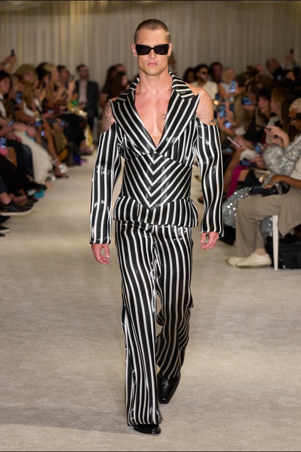 مجموعة Christian Siriano لربيع وصيف 2026 تحاكي الطابع الأنثوي