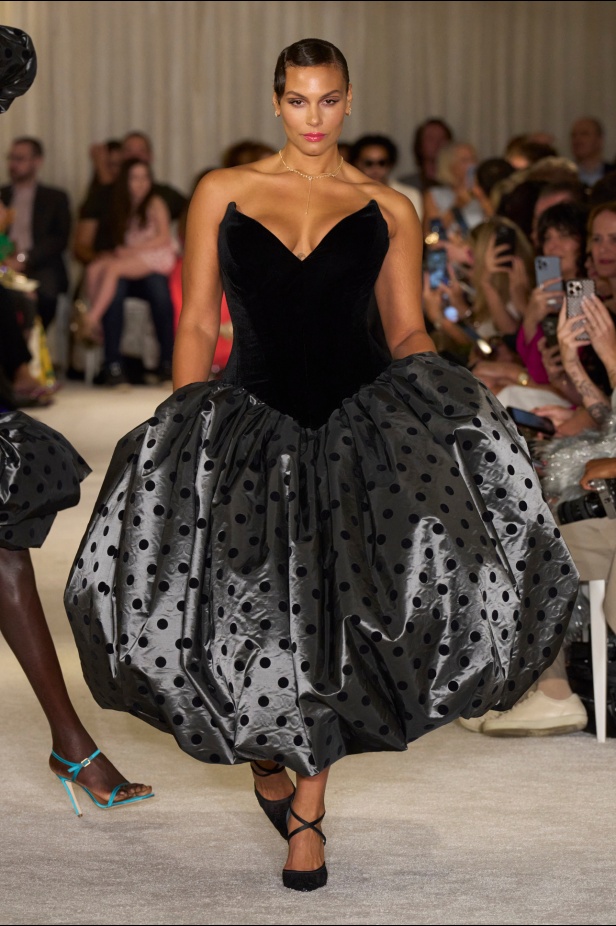 مجموعة Christian Siriano لربيع وصيف 2026 تحاكي الطابع الأنثوي