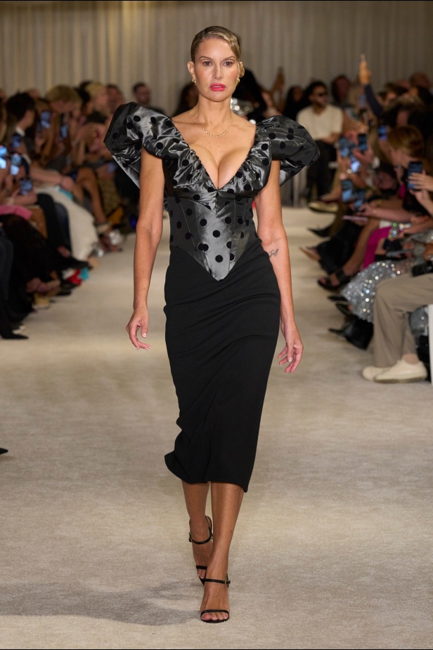 مجموعة Christian Siriano لربيع وصيف 2026 تحاكي الطابع الأنثوي