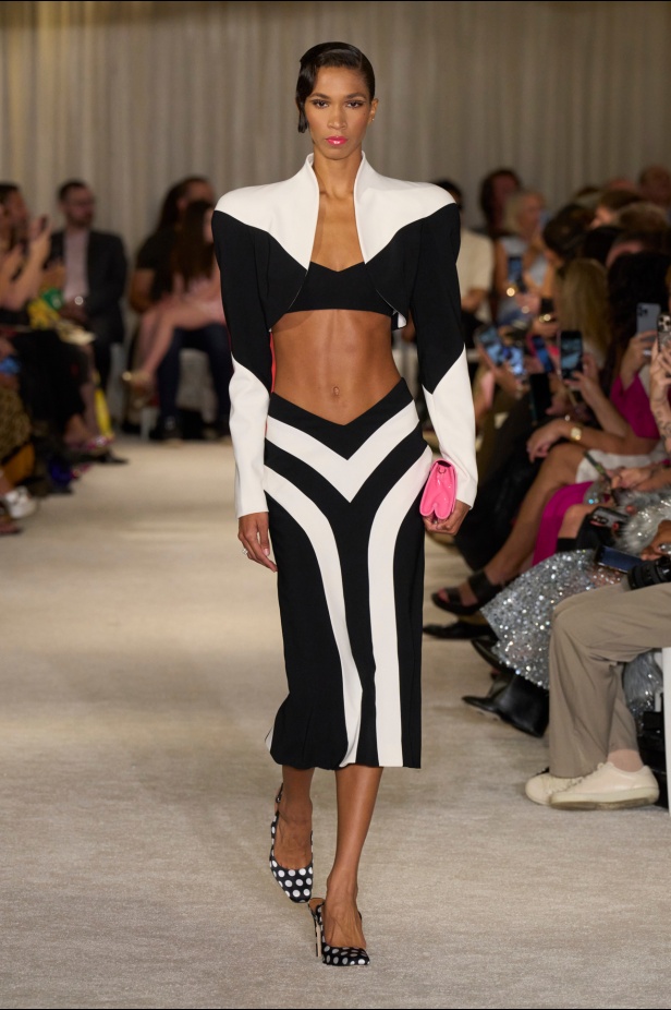 مجموعة Christian Siriano لربيع وصيف 2026 تحاكي الطابع الأنثوي