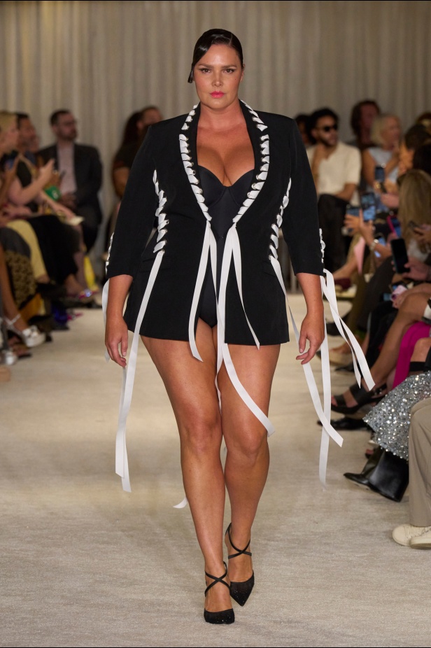 مجموعة Christian Siriano لربيع وصيف 2026 تحاكي الطابع الأنثوي