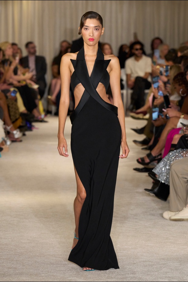 مجموعة Christian Siriano لربيع وصيف 2026 تحاكي الطابع الأنثوي