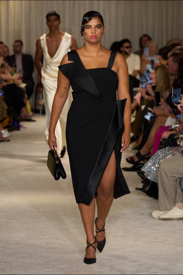 مجموعة Christian Siriano لربيع وصيف 2026 تحاكي الطابع الأنثوي