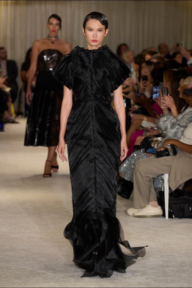 مجموعة Christian Siriano لربيع وصيف 2026 تحاكي الطابع الأنثوي