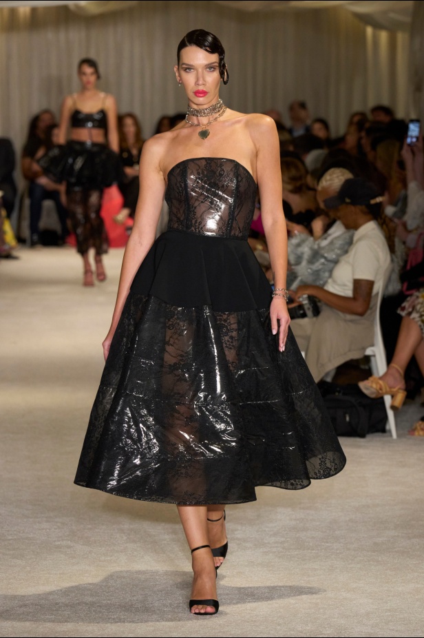 مجموعة Christian Siriano لربيع وصيف 2026 تحاكي الطابع الأنثوي