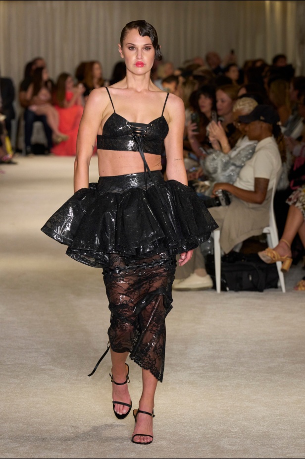 مجموعة Christian Siriano لربيع وصيف 2026 تحاكي الطابع الأنثوي