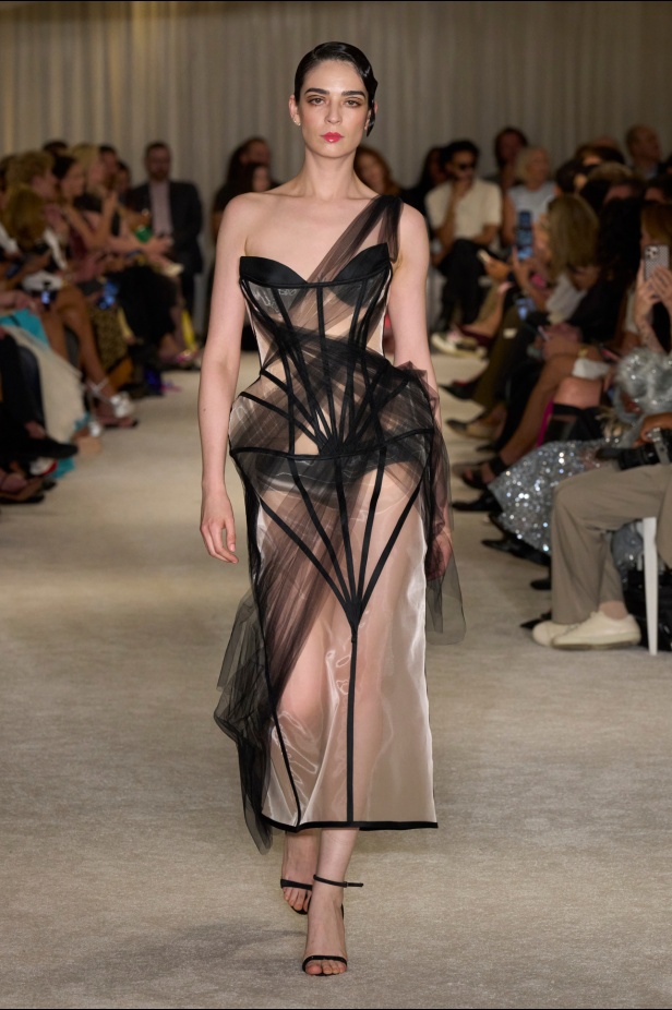 مجموعة Christian Siriano لربيع وصيف 2026 تحاكي الطابع الأنثوي