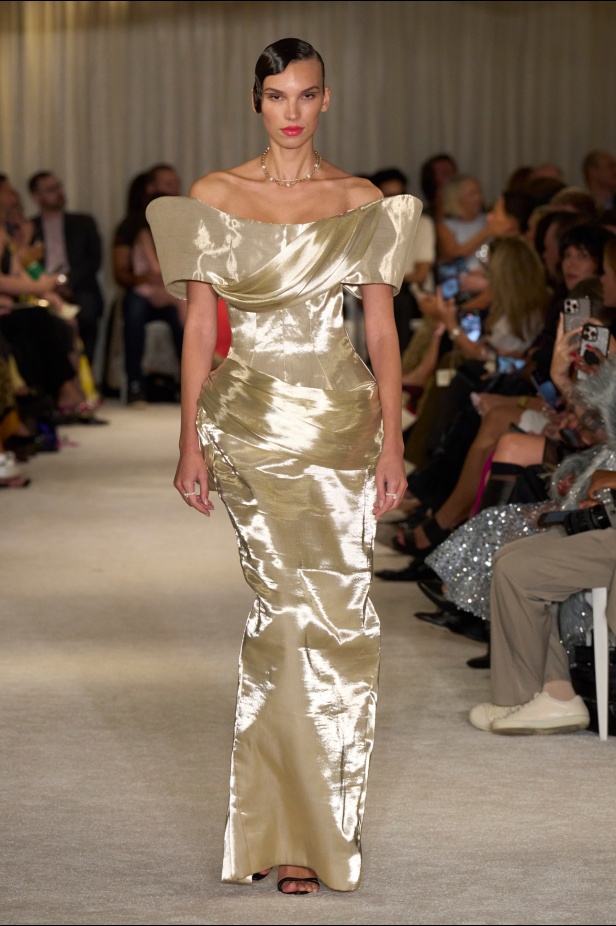 مجموعة Christian Siriano لربيع وصيف 2026 تحاكي الطابع الأنثوي