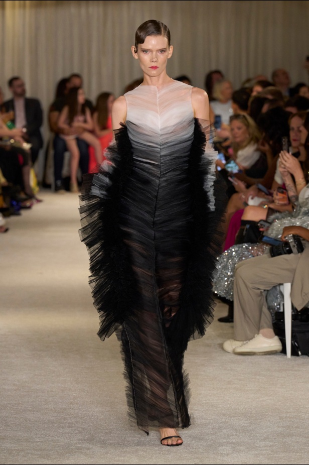 مجموعة Christian Siriano لربيع وصيف 2026 تحاكي الطابع الأنثوي