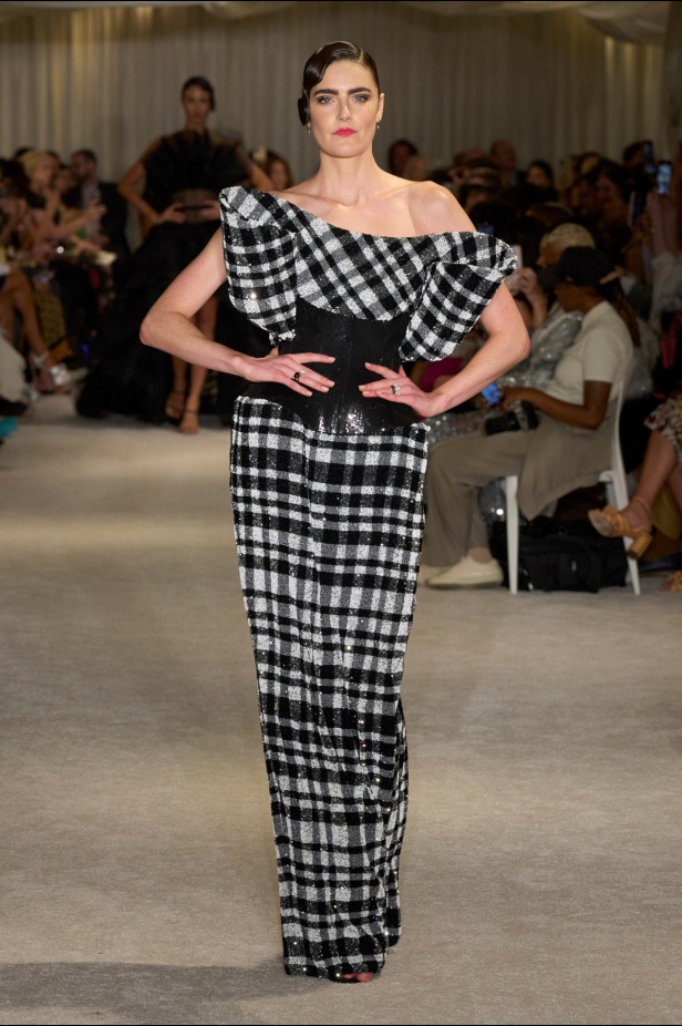 مجموعة Christian Siriano لربيع وصيف 2026 تحاكي الطابع الأنثوي