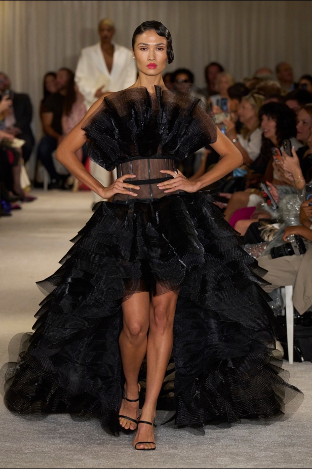 مجموعة Christian Siriano لربيع وصيف 2026 تحاكي الطابع الأنثوي