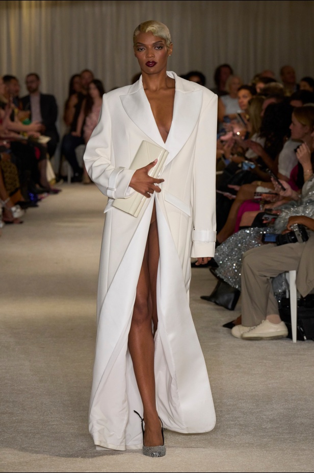 مجموعة Christian Siriano لربيع وصيف 2026 تحاكي الطابع الأنثوي