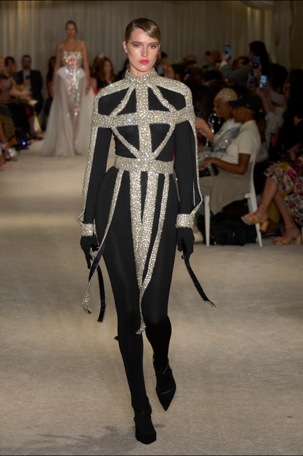 مجموعة Christian Siriano لربيع وصيف 2026 تحاكي الطابع الأنثوي