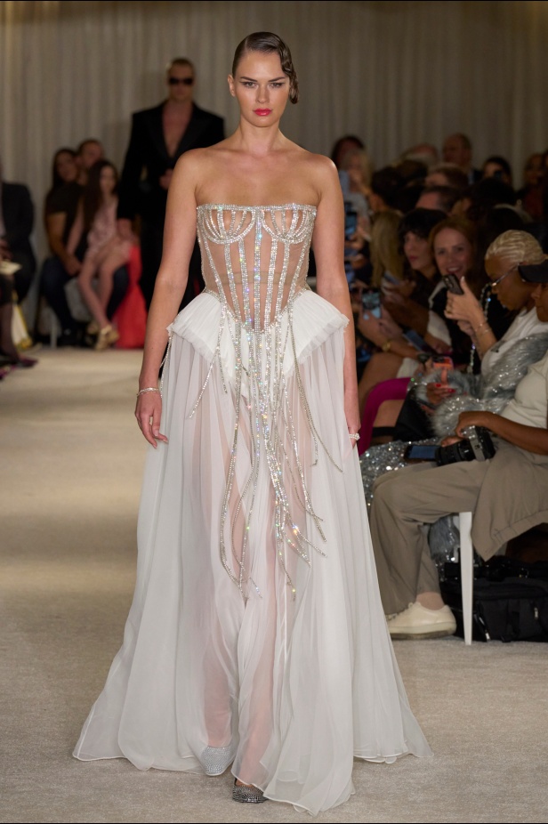 مجموعة Christian Siriano لربيع وصيف 2026 تحاكي الطابع الأنثوي