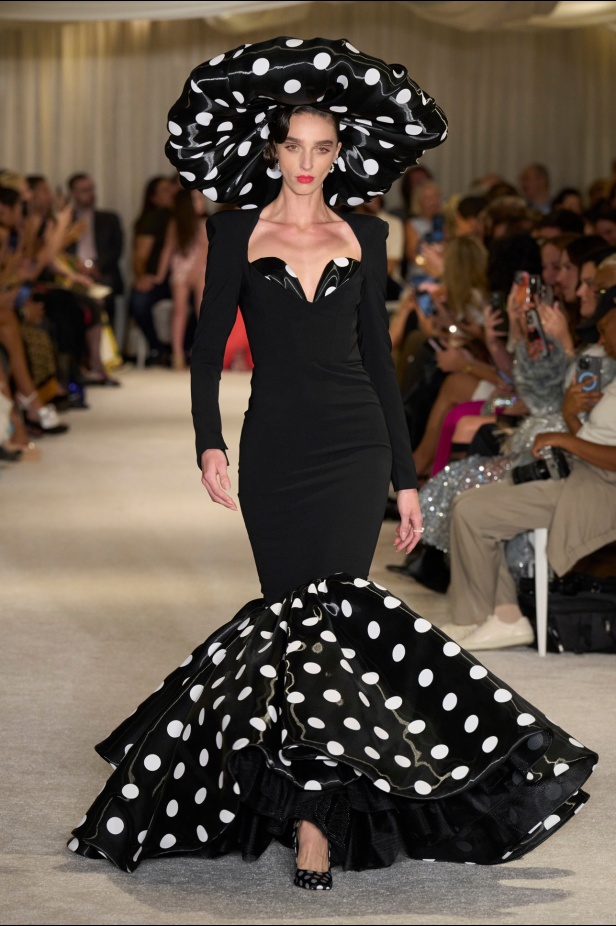 مجموعة Christian Siriano لربيع وصيف 2026 تحاكي الطابع الأنثوي