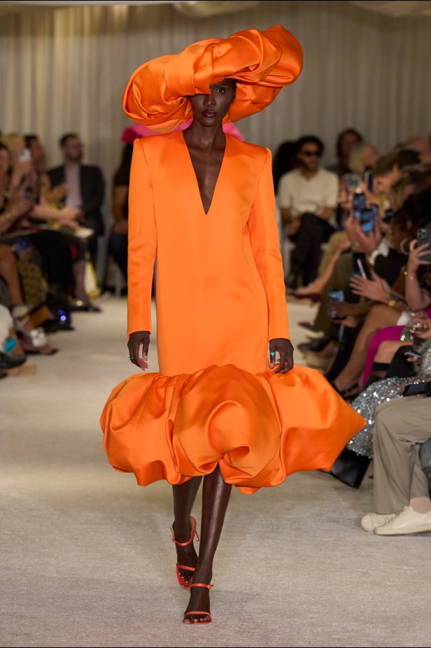 مجموعة Christian Siriano لربيع وصيف 2026 تحاكي الطابع الأنثوي