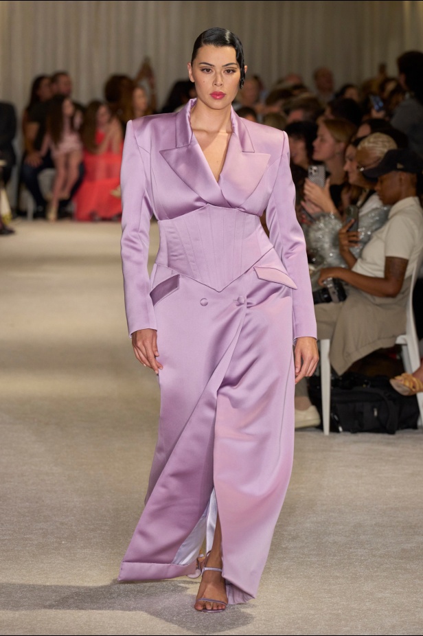 مجموعة Christian Siriano لربيع وصيف 2026 تحاكي الطابع الأنثوي