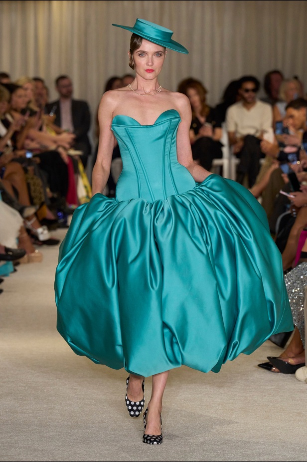 مجموعة Christian Siriano لربيع وصيف 2026 تحاكي الطابع الأنثوي