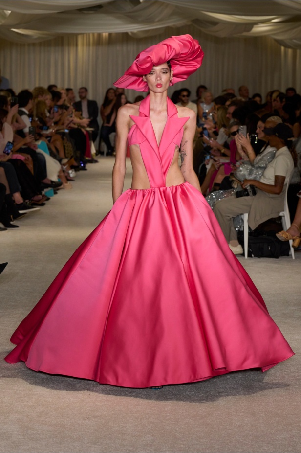 مجموعة Christian Siriano لربيع وصيف 2026 تحاكي الطابع الأنثوي