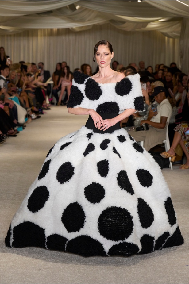 مجموعة Christian Siriano لربيع وصيف 2026 تحاكي الطابع الأنثوي